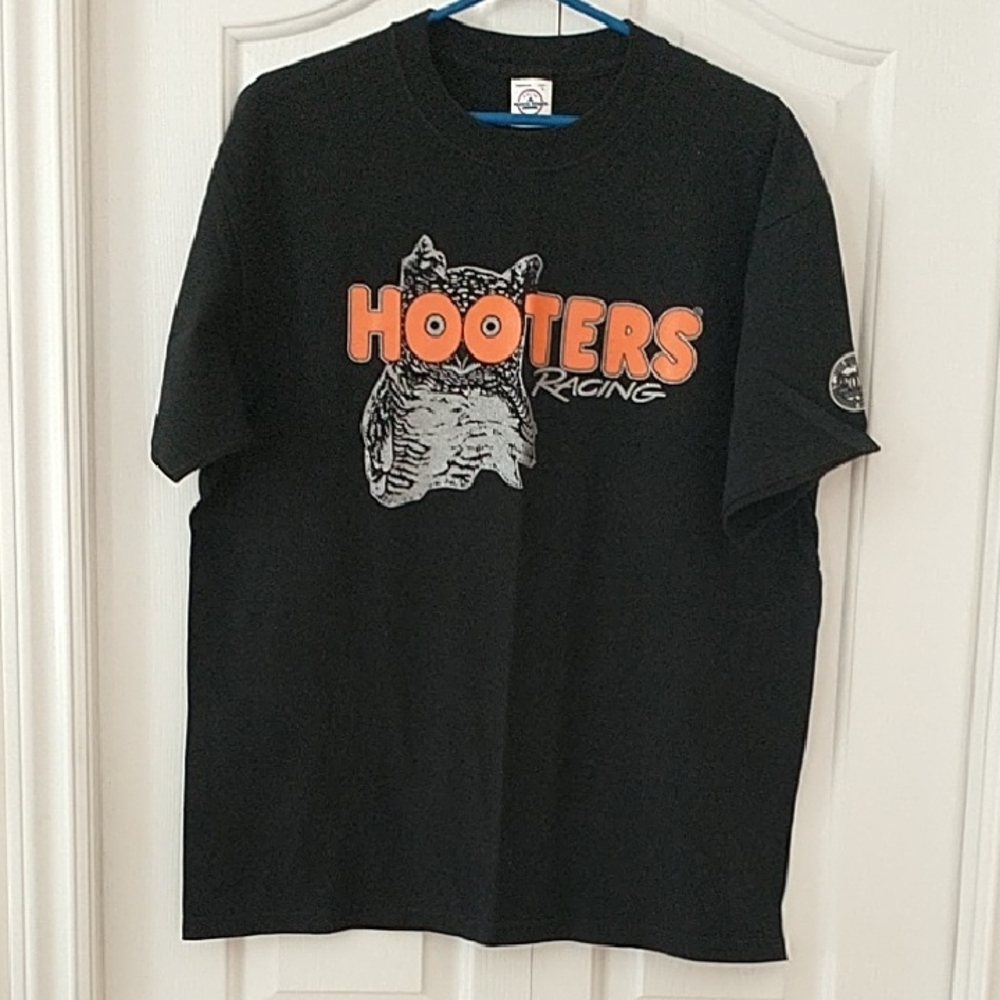 Vintage HOOTERS 20th Anniversary Men’s Racing Tee Shirt Large  NWOT